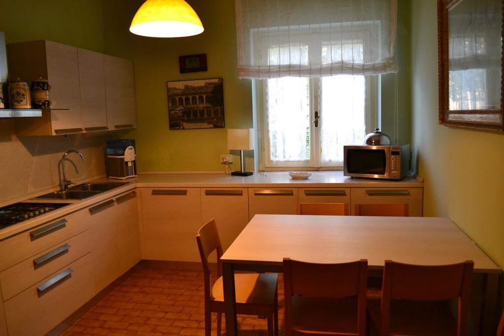 Le Bouganville Apartment 데센자노델가르다 객실 사진